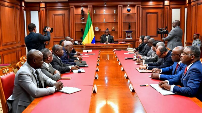 Gabon : Le Chef de l’État reçoit la Commission nationale du suivi de l’arrêt de la Cour internationale de Justice et s’entretient avec les Présidents des Hautes Juridictions