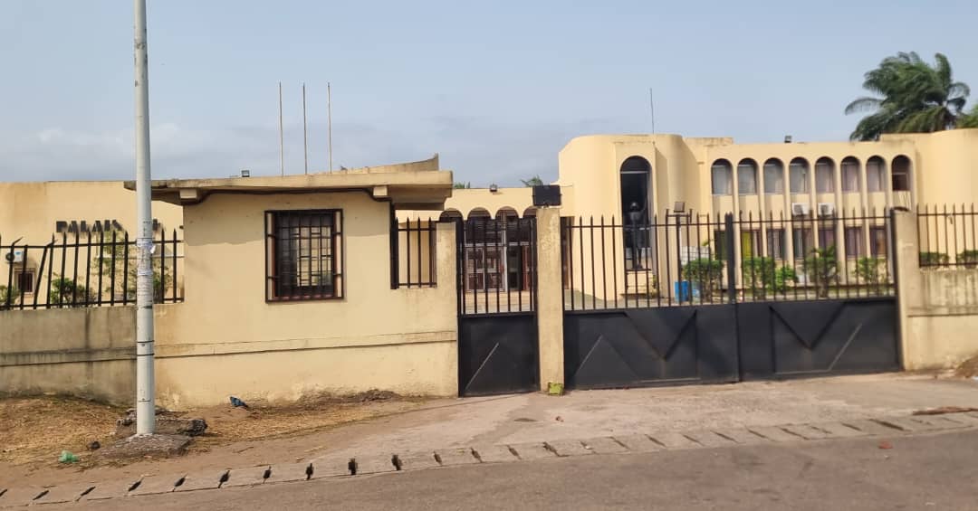 Gabon: Un officier du B2 et une magistrate impliqués dans une extorsion de 100 millions à Port-Gentil