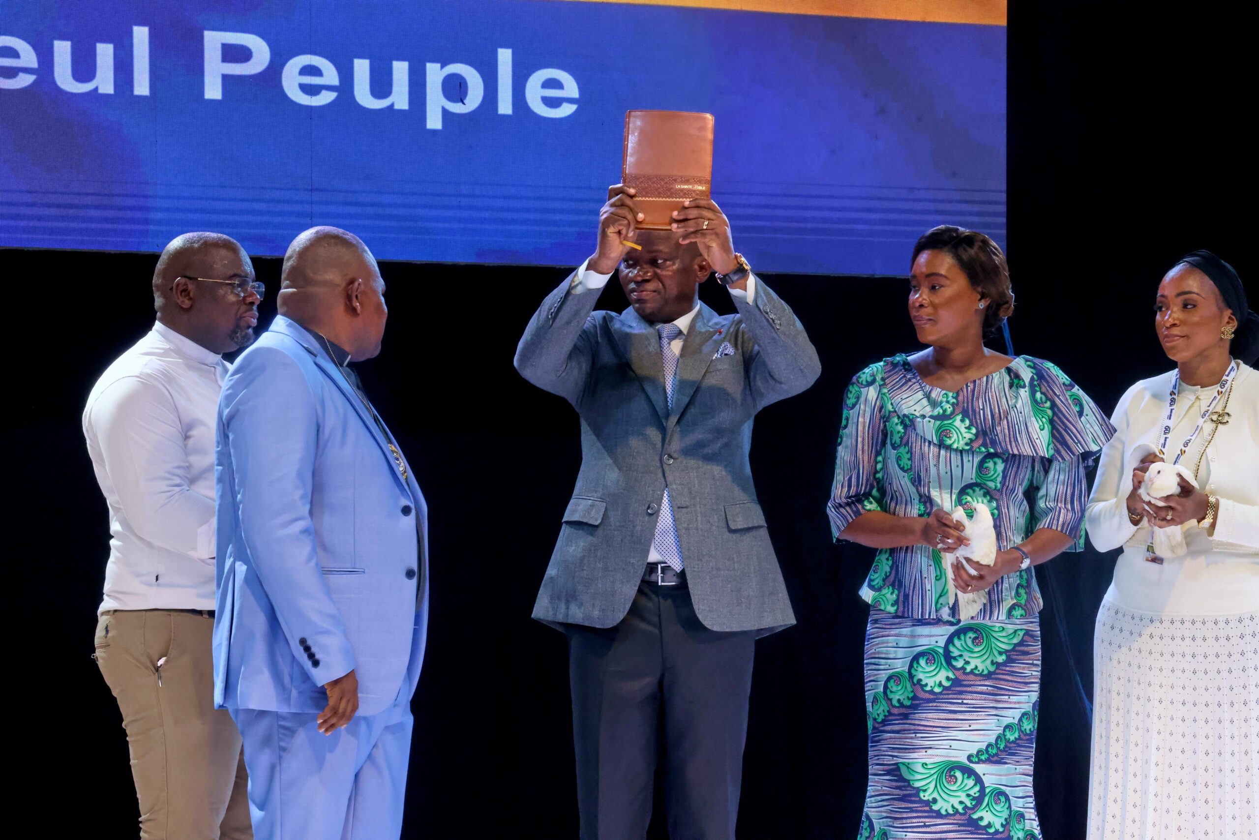 Gabon : Le Chef de l’État prend part à une journée de prière œcuménique au Palais des Sports