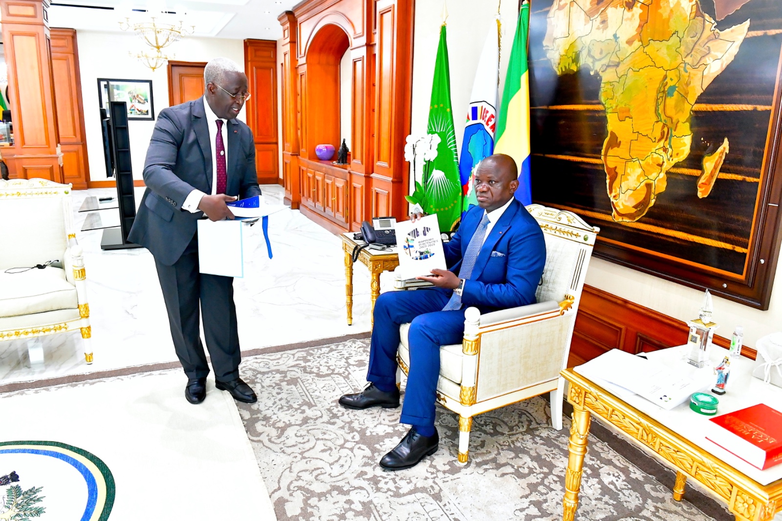 Gabon: Demission du gouvernement de Raymond Ndong Sima conformément à l’article 172 de la nouvelle Constitution