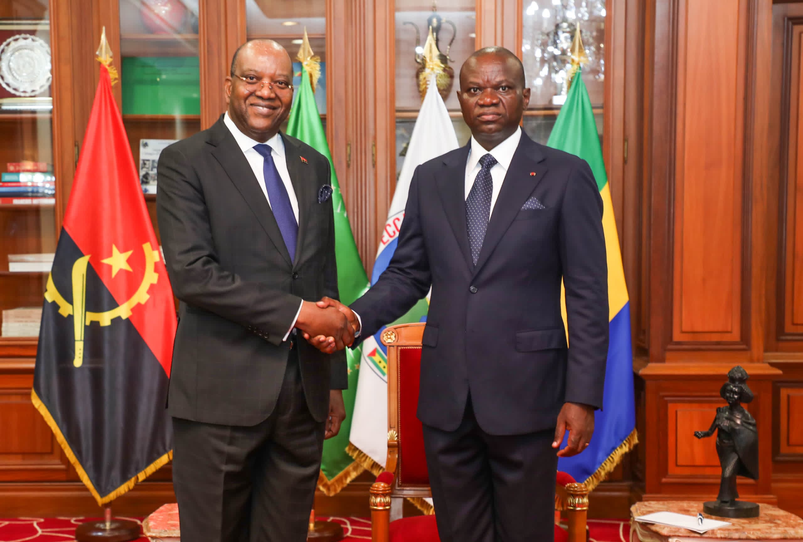 Diplomatie : Le Chef de l’État reçoit les lettres de créances du nouvel Ambassadeur d’Angola accrédité au Gabon