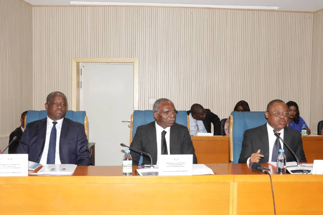 Gabon : réforme des partis politiques et répartition des sièges électoraux, François Ndong Obiang et Hermann Immongault face aux députés de la Transition