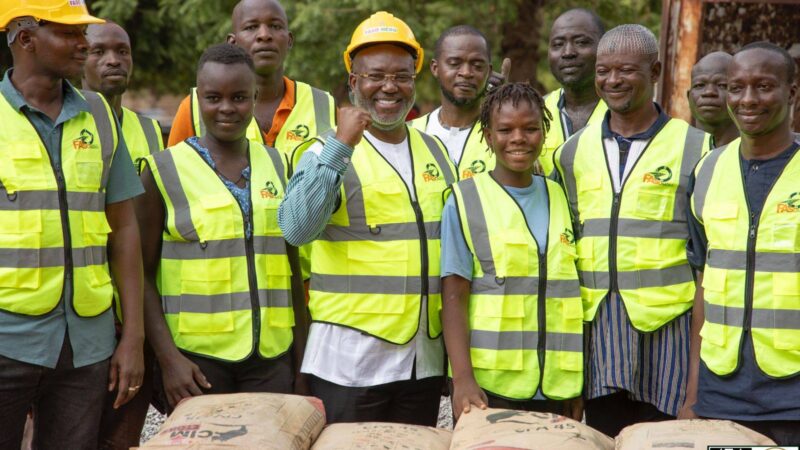 Initiative présidentielle Faso MÊBO, l’Ambassadeur équato-guinéen met la main à la pâte par un don de 10 tonnes de ciment