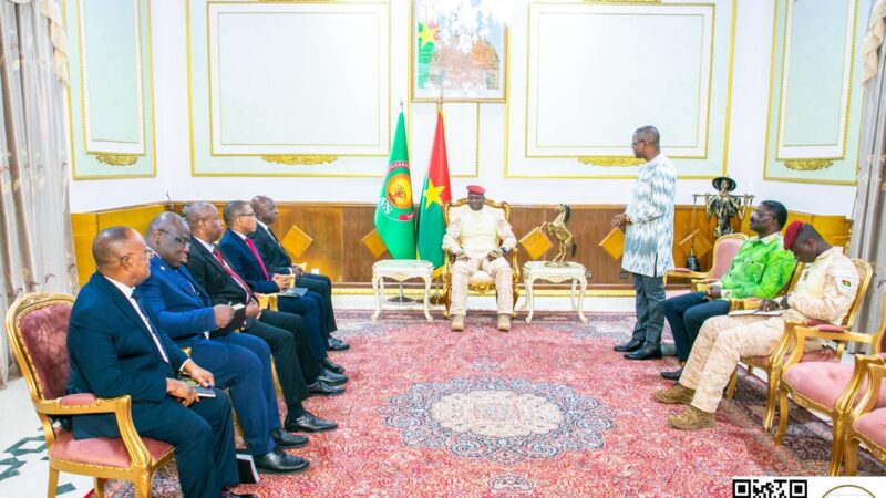 Burkina Faso : Le Capitaine Ibrahim TRAORÉ échange avec un Envoyé spécial du Président de l’Union africaine