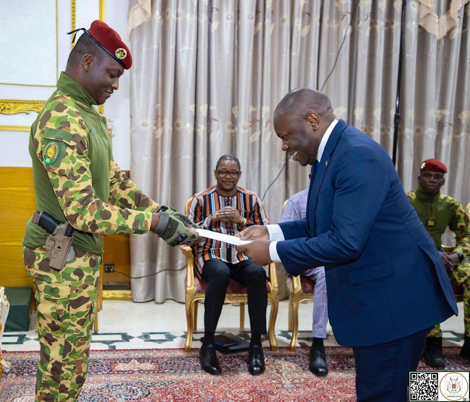Burkina Faso : Le Chef de l’Etat Burkinabé a reçu les lettres de créances de huit nouvelles ambassadeurs parmi lesquels le Gabon et Cuba