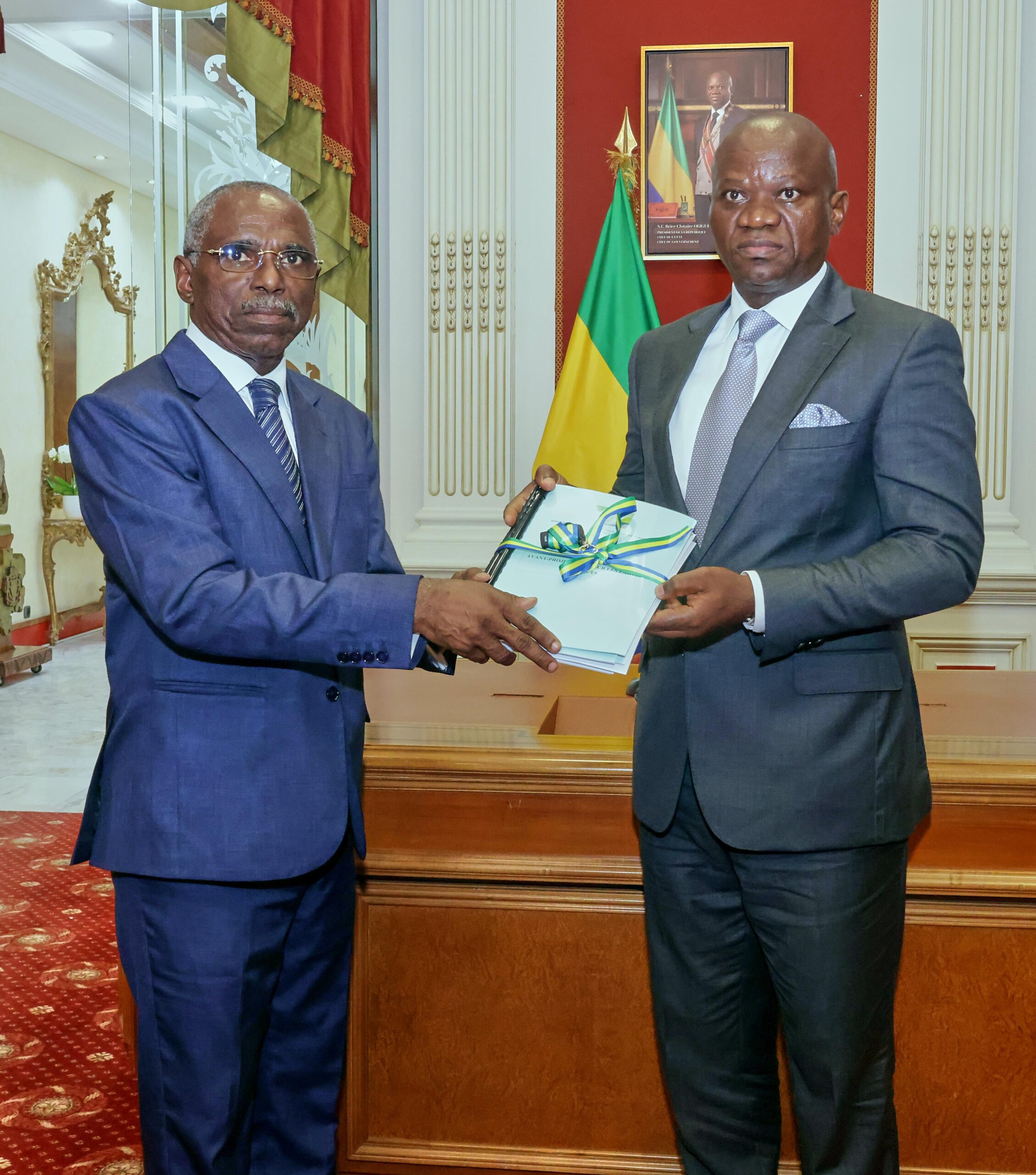Gabon : Le Chef de l’Etat reçoit les comités de rédaction des avant-projets de loi sur les partis politiques et la répartition des sièges électoraux
