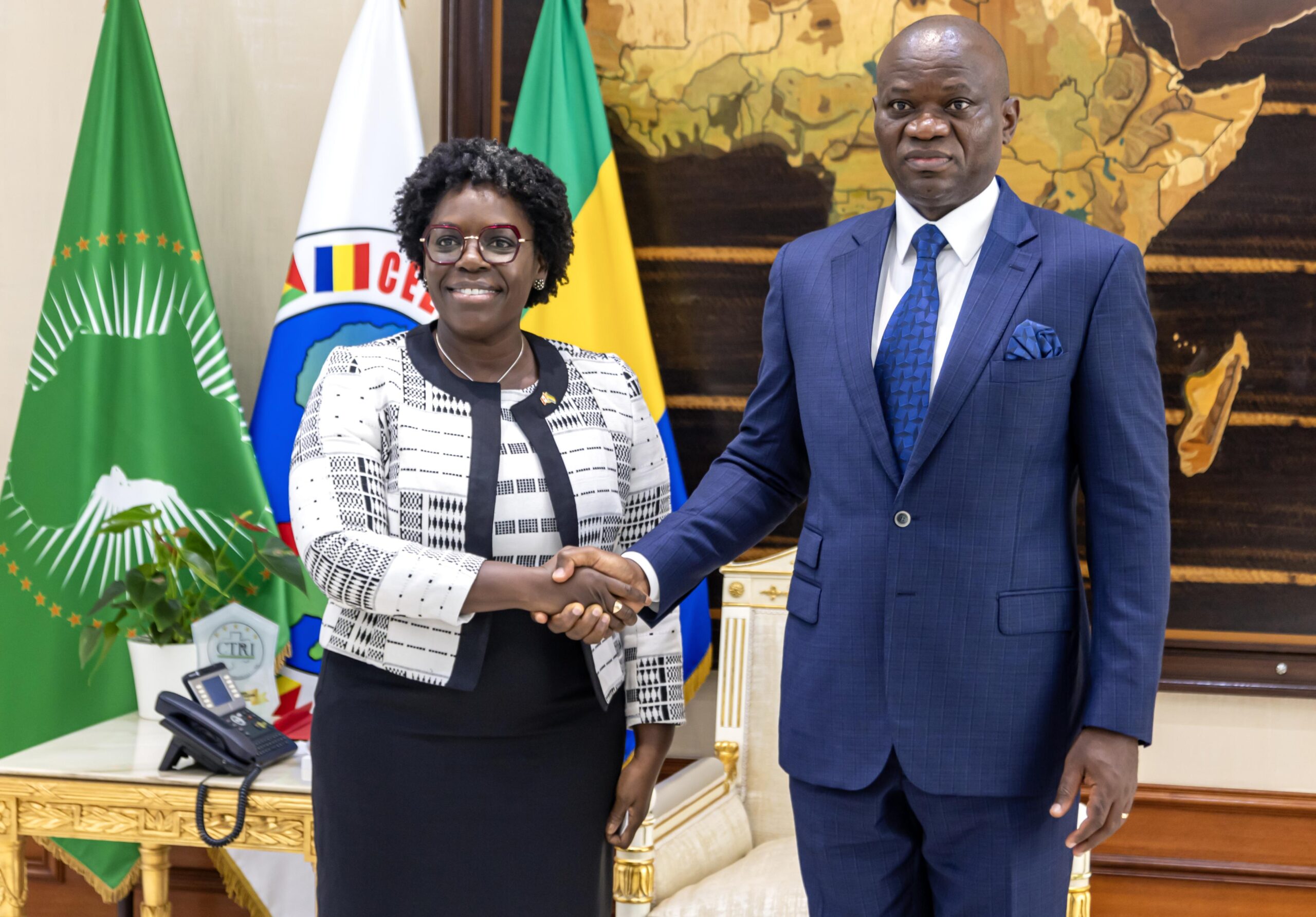 Gabon : Le Chef de l’État s’entretient avec l’ambassadeur du Canada arrivé en fin de mission dans le pays