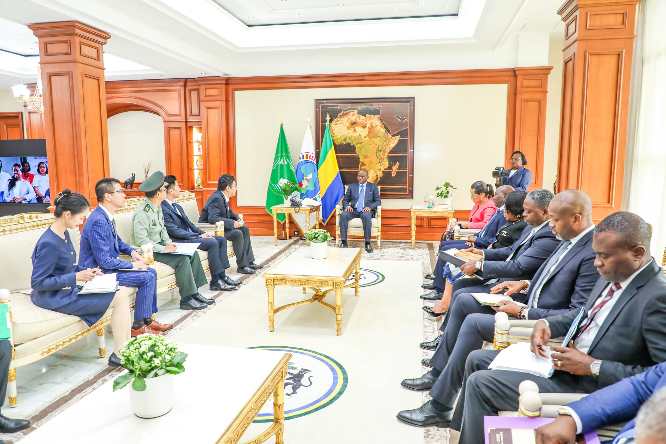 Gabon : Chef de l’État échange avec une délégation de l’entreprise chinoise NORINCO