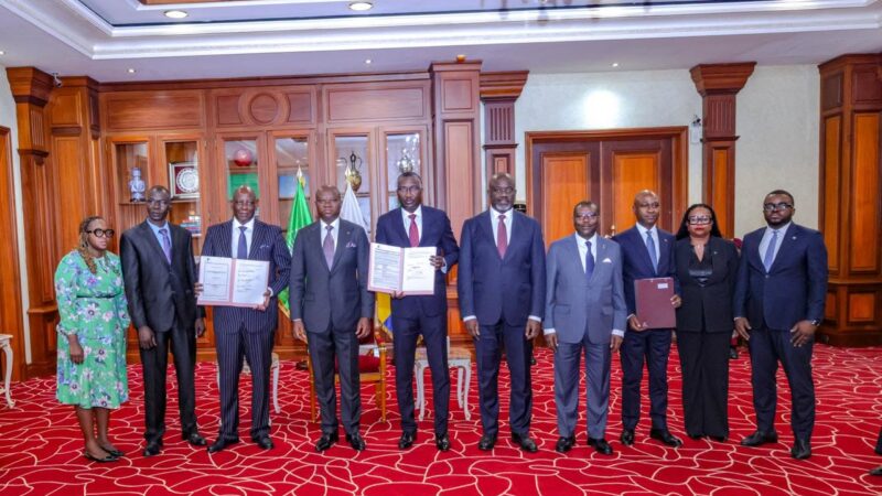 Gabon : Le Chef de l’État préside la cérémonie de signature de la convention de financement de la route Ntoum–Cocobeach