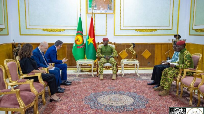 Coopération Burkina Faso-Union Européenne : Le Capitaine Ibrahim TRAORÉ reçoit l’Ambassadeur de l’Union européenne en fin de mission