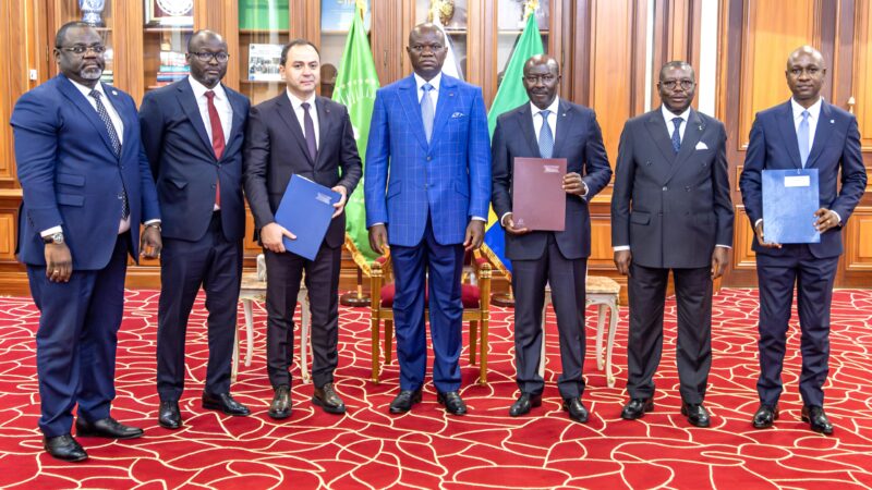 Gabon : Le Chef de l’Etat préside la signature de la convention de prêt pour la réalisation de la route Alembé–Mikouyi