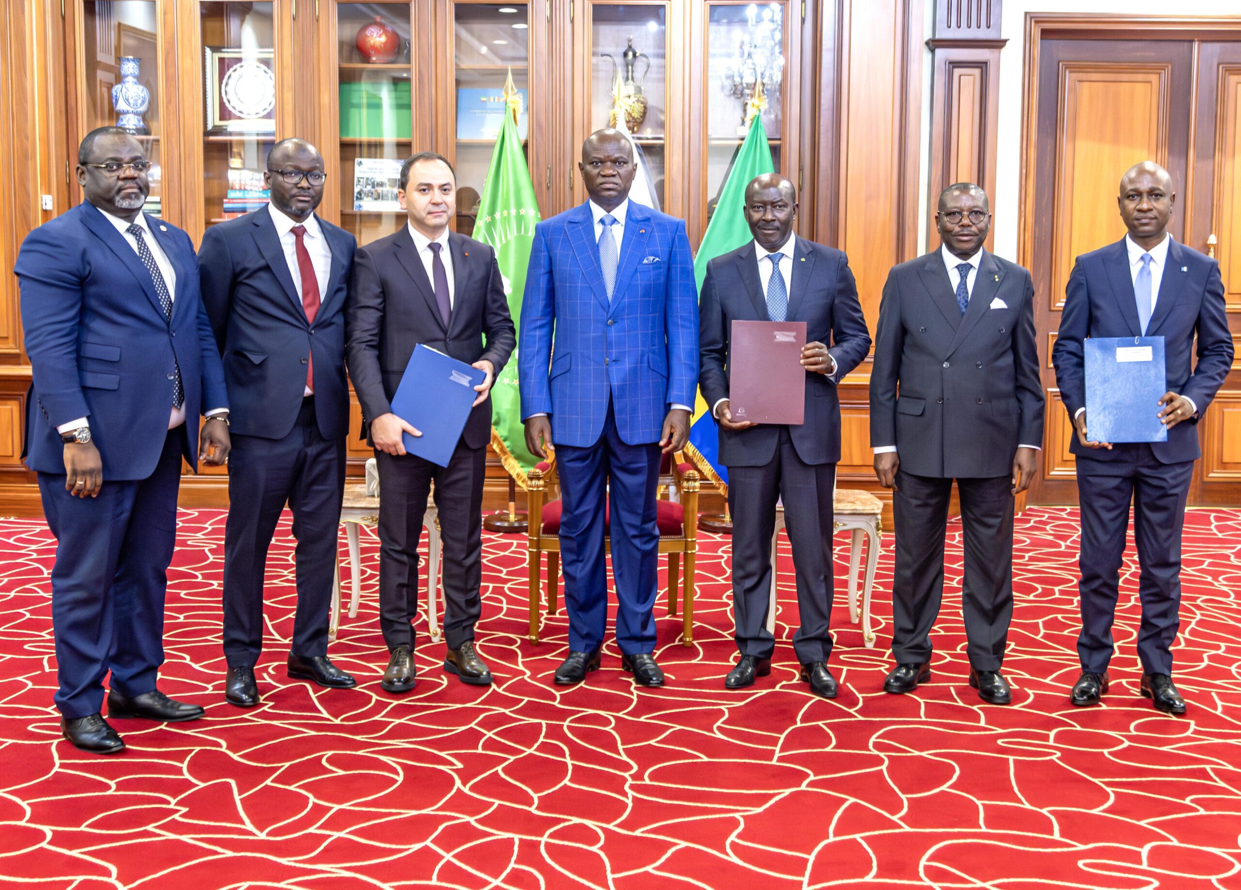 Gabon : Le Chef de l’Etat préside la signature de la convention de prêt pour la réalisation de la route Alembé–Mikouyi