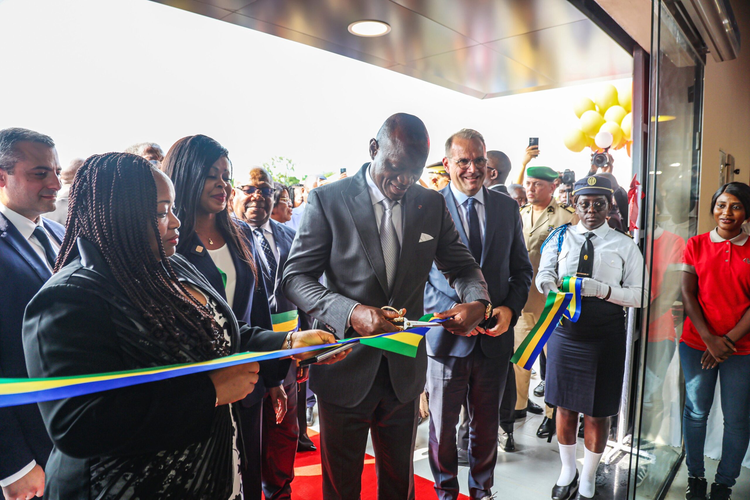 Gabon : Brice Clotaire Oligui Nguema inaugure le nouveau centre commercial Carrefour-Prix Import de Ntoum