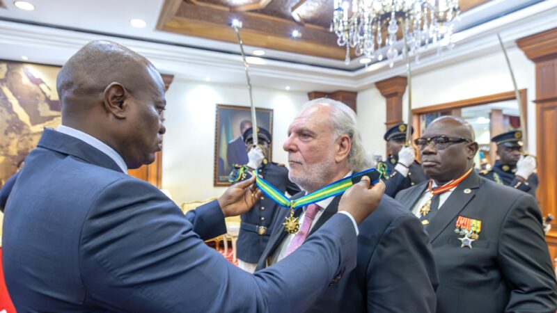 Cooperation Gabon-Espagne : Brice Clotaire Oligui Nguema décore l’ambassadeur d’Espagne  en fin de mission 