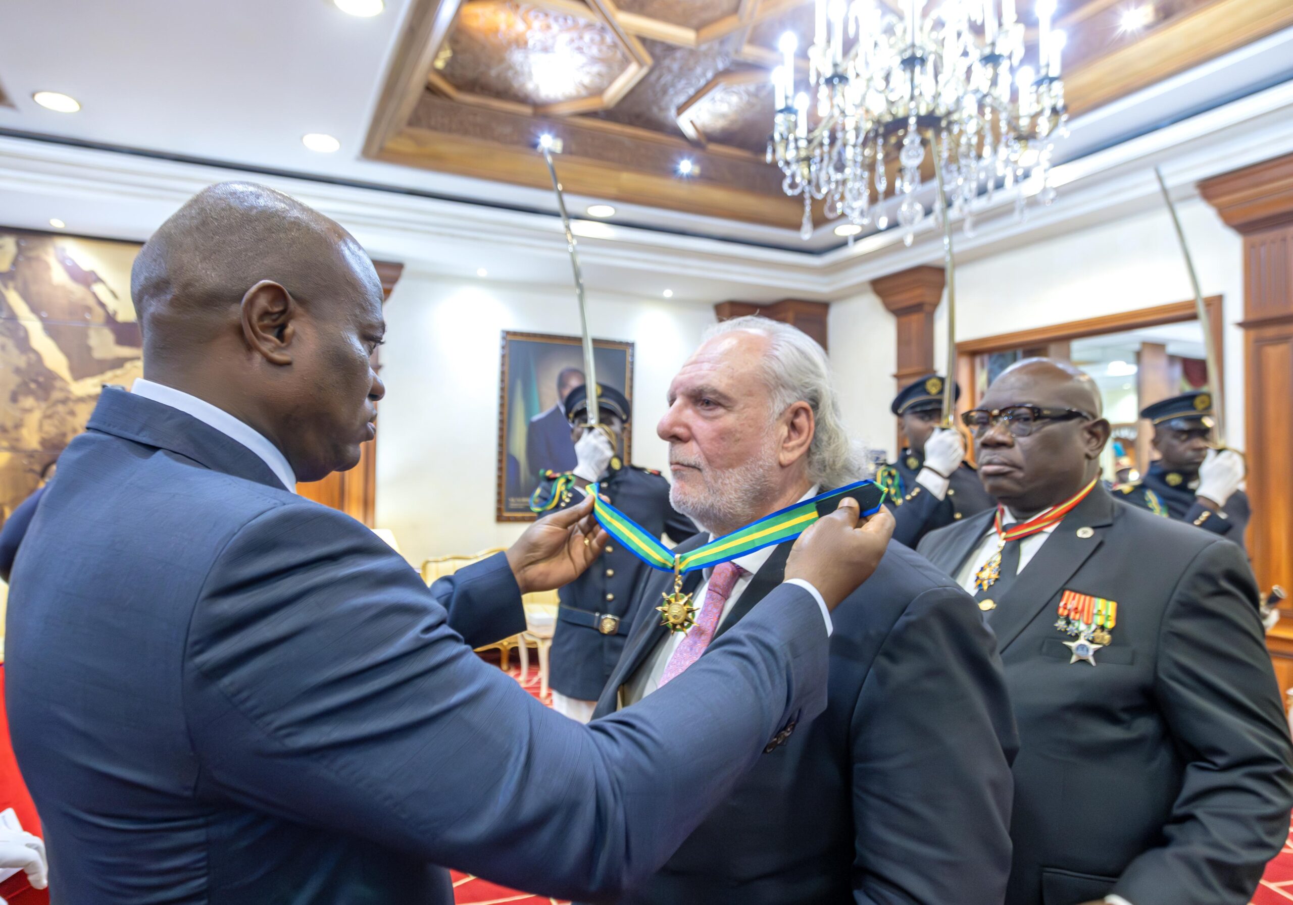 Cooperation Gabon-Espagne : Brice Clotaire Oligui Nguema décore l’ambassadeur d’Espagne en fin de mission