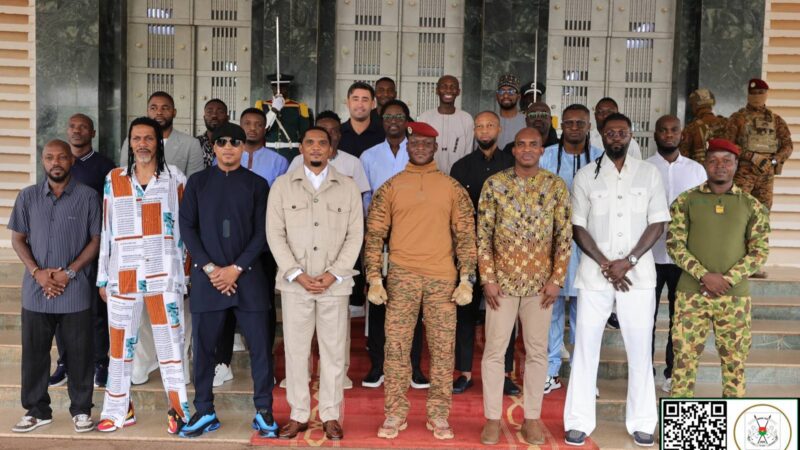 Burkina Faso : Le Capitaine Ibrahim TRAORÉ accueille les anciennes gloires du football africain