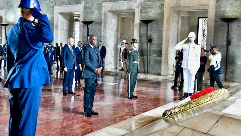Turquie : Brice Clotaire OLIGUI NGUEMA se recueille au Mausolée d’Atatürk