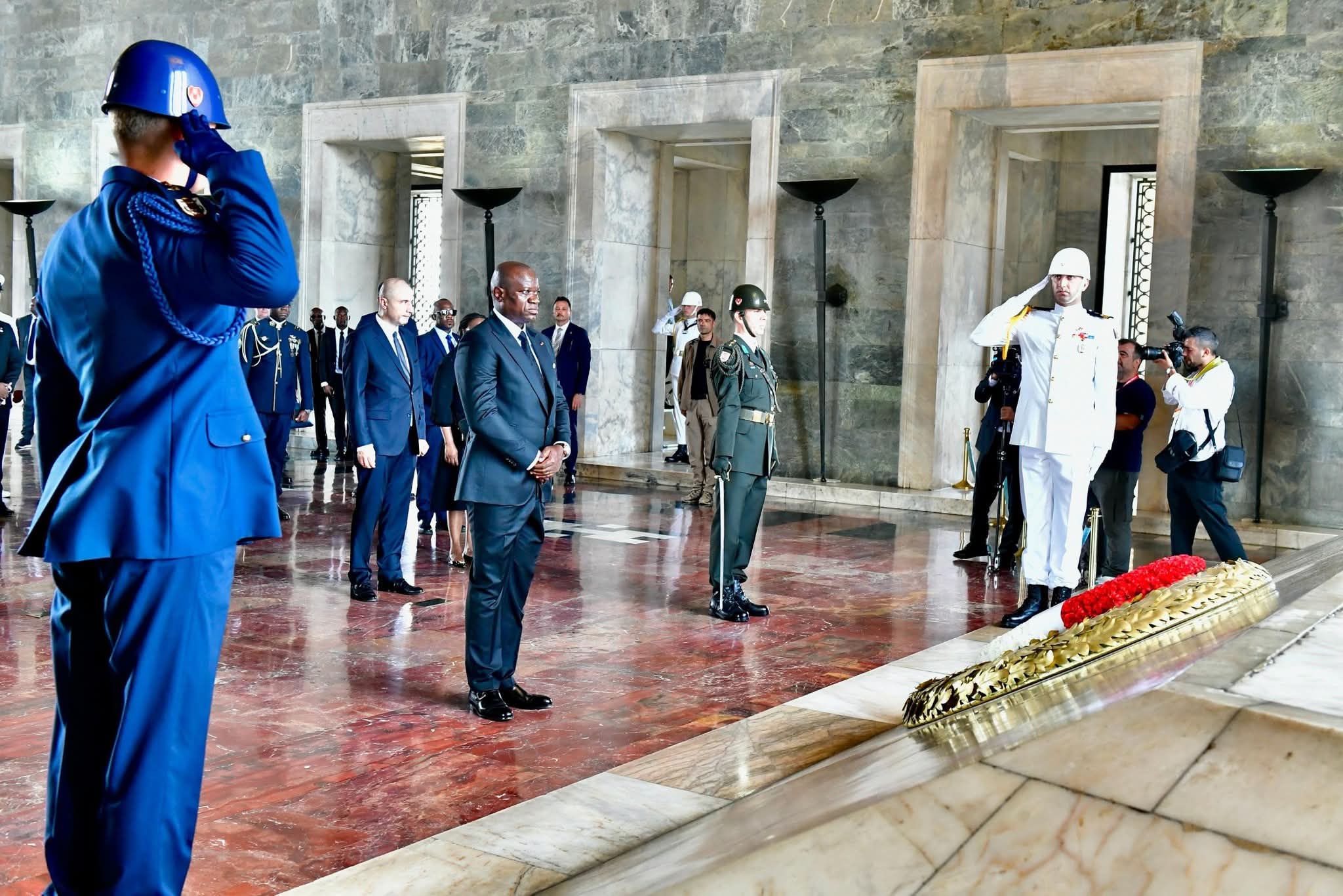 Turquie : Brice Clotaire OLIGUI NGUEMA se recueille au Mausolée d’Atatürk