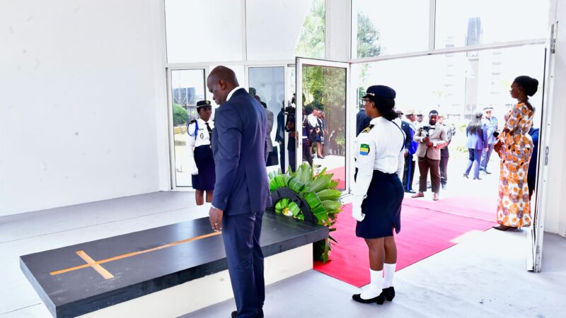 Gabon : Le Chef de l’État honore la mémoire de feu le Président Léon MBA
