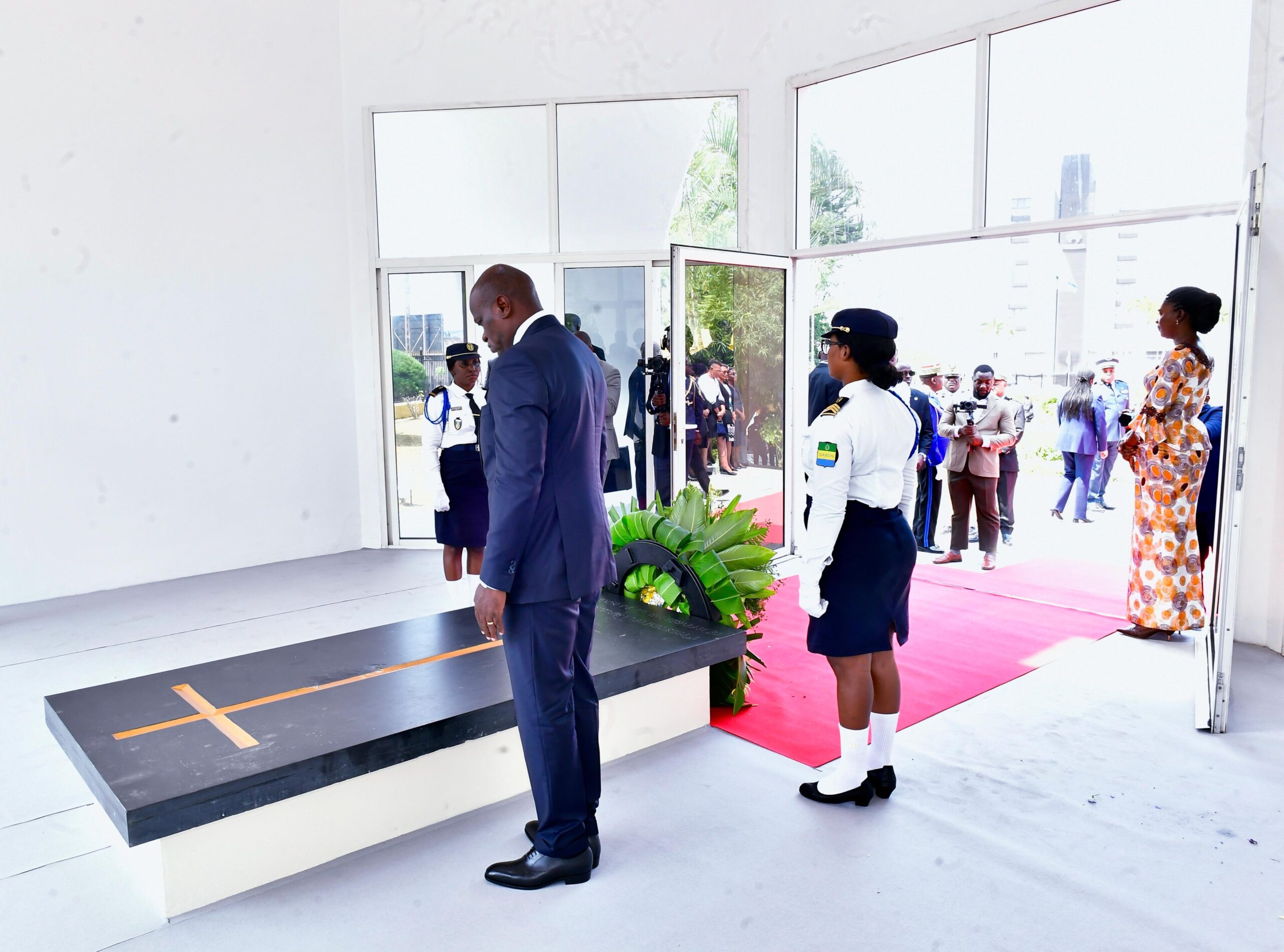 Gabon : Le Chef de l’État honore la mémoire de feu le Président Léon MBA